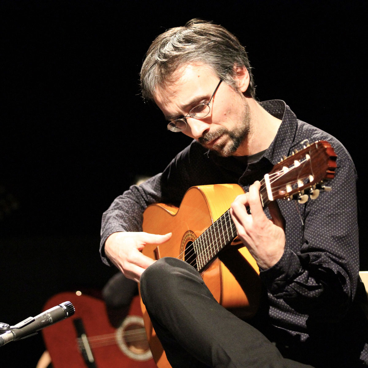<p>Raphaël Godeau jouant de la guitare acoustique</p>