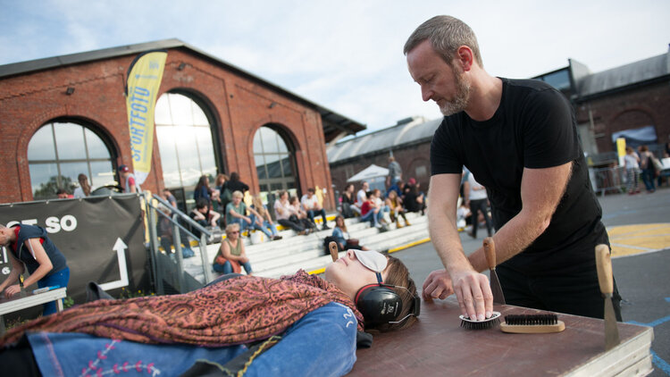 Massage sonore - Massage sur table Photographie : © Pidz