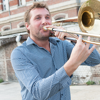 <p>Samuel Carpentier jouant du trombone.</p>