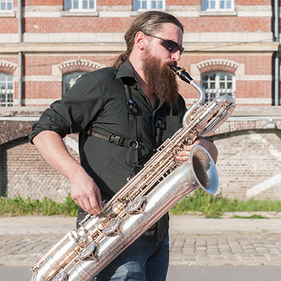 Vincent Debaets jouant du saxophone