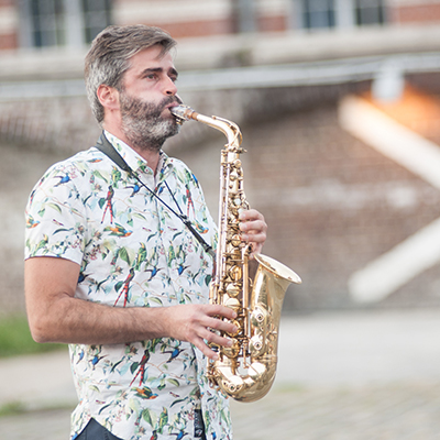 <p>Jean-Baptiste Rubin jouant du saxophone.</p>